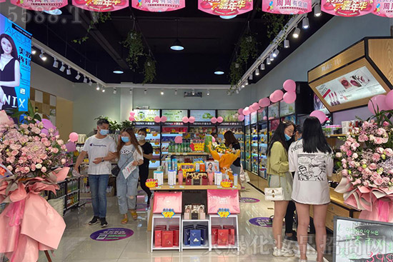 加盟化妝品店賺錢(qián)嗎?體驗(yàn)式服務(wù)是小資生活的特色 加盟化妝品店賺錢(qián)嗎?體驗(yàn)式服務(wù)是小資生活的特色